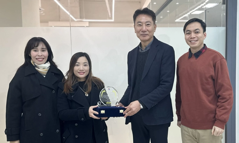 ban-chap-hanh-hoi-nguoi-viet-nam-tai-jeonnam-–-gwangju-gap-mat-xa-giao-va-trao-tang-ky-niem-chuong-tri-an-co-van-정호영-–-giam-doc-shinhan-plus