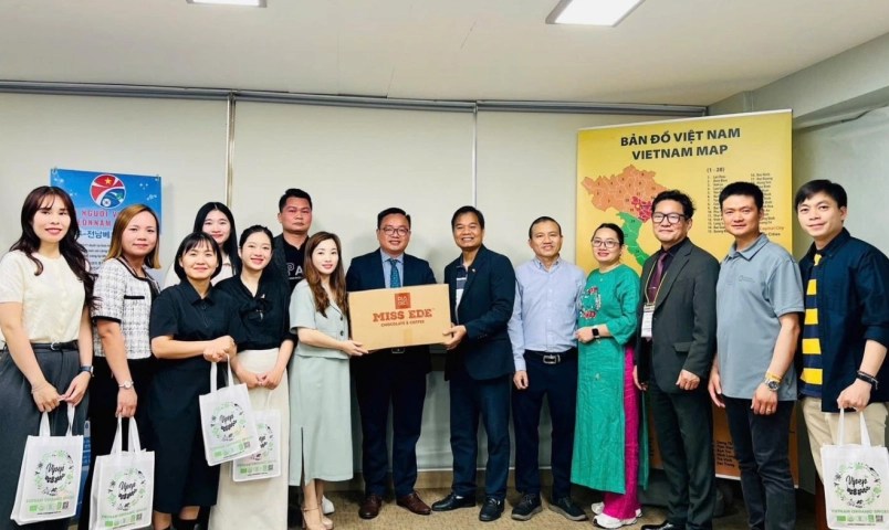hoi-nguoi-viet-nam-tai-jeonnam–gwangju-tiep-don-dai-dien-quang-ba-van-hoa-viet-nam-tai-hoi-cho-global-food-ko