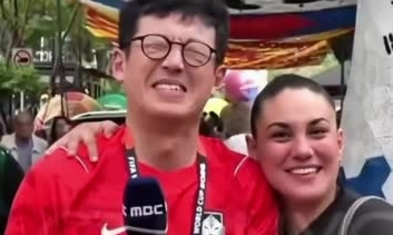 phong-vien-han-quoc-duoc-nu-co-dong-vien-hon-ma-khi-dang-dua-tin-world-cup