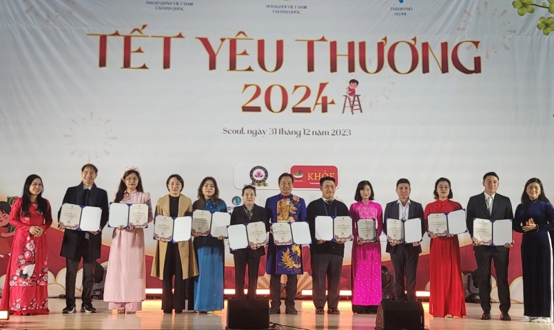 hoi-nguoi-viet-nam-tai-jeonnam-gwangju-tham-gia-su-kien-tet-yeu-thuong-2024-do-hoi-nguoi-viet-nam-tai-han-quoc-to-chuc