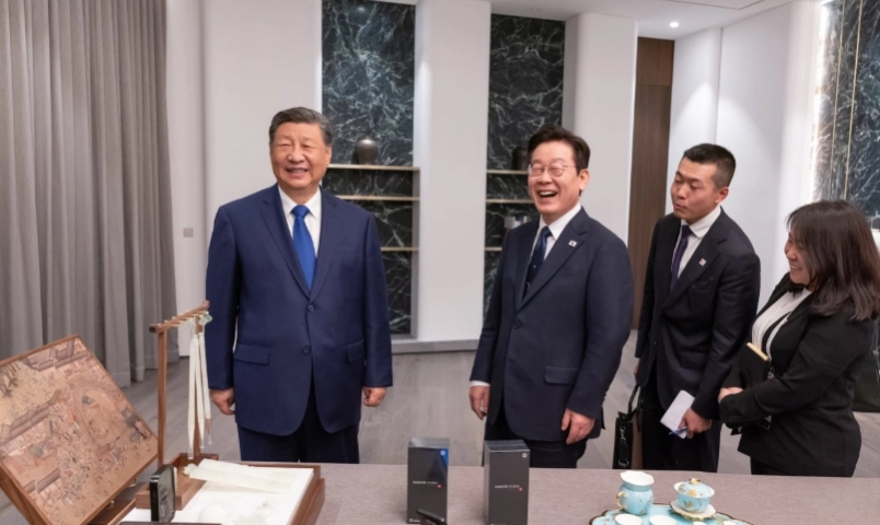 chu-tich-tap-can-binh-dua-voi-tong-thong-han-quoc-ve-bao-mat-dien-thoai